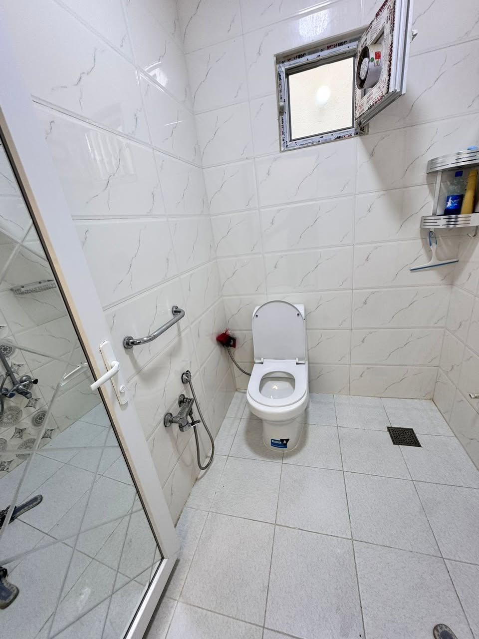 اسلام عليكم بيت مساحته 110 طابق واحد بيت جديد بناء درجه اولى البيت يباع مبادره فقط سعره 125قفل حي العسكري ال16قرب الشارع الرايسي اي استفسار *********** واتساب موجود ايضن
