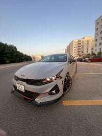 كيا كي فايف 2023 فئه GTLine فول مواصفات لون آسمنتي داخل احمر   سنويه (...