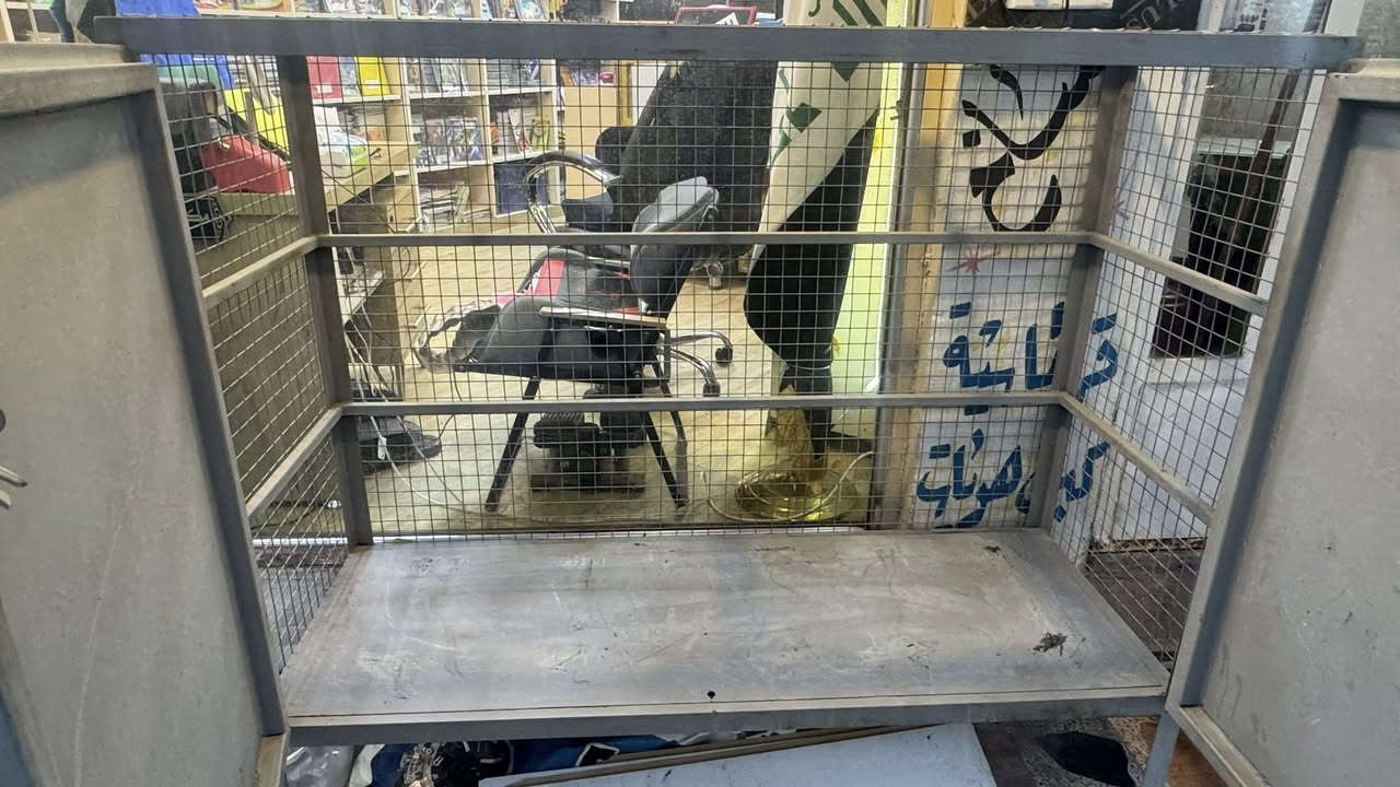 ميز حديد بهذا الشكل
الارتفاع  متر
الطول متر ونص
العرض 55 سم 
الاستفسار 
***********
