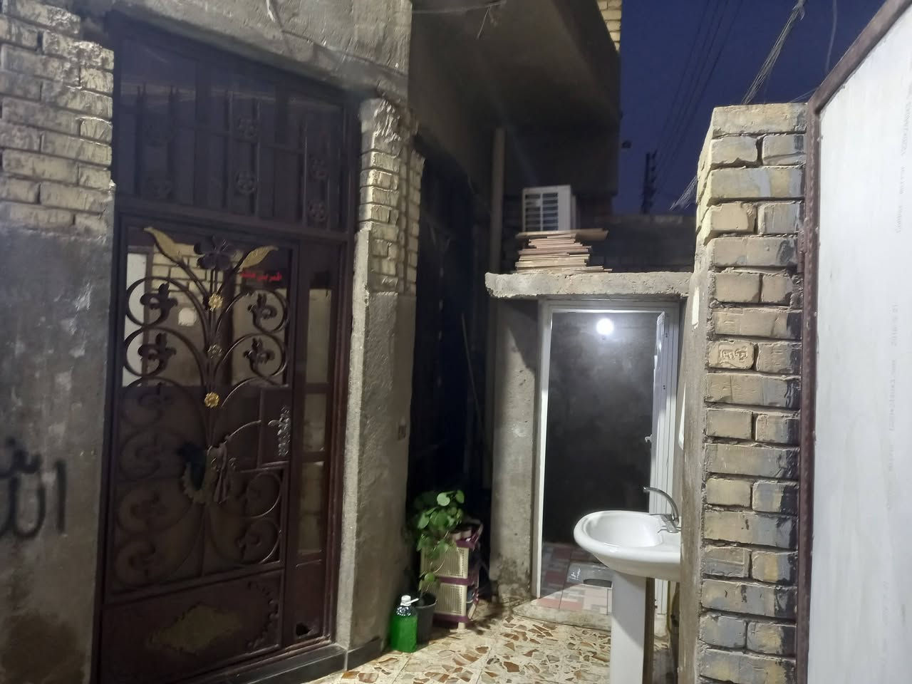 سلام عليكم بيت للبيع طابو وصرف منطقه الكفائات 150متر النزال 20 الواجه 7 ونص بنيان جديد يحتوي على 4 غرف  و تواليت خارجي و2 دخاليات مطبخ بارد مطبخ حار السعر 260الاستفسار***********
