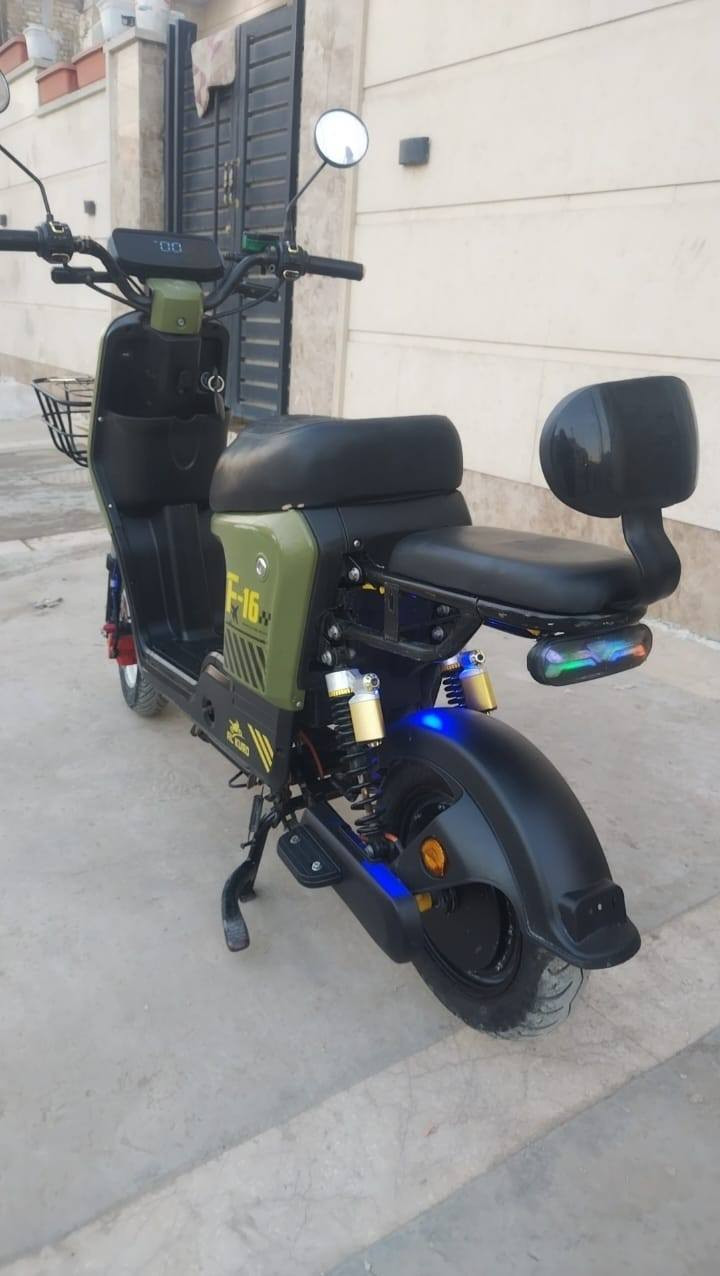 السلام عليكم دراجه شحن F16
دراجه نضيفه وكامله مابيه اي نقص 
5 بطاريات كبار الاصلي
وياه شاحنه الاصليه مالته وبصمه وسويج 
 كهربائيات شغاله 
لايت زنون ثلجي عالي ناصي مري اصلي 
تايرات جدد الدراجه نضيفه جدا والنضافه امامكم

السعر 350 الف 
العنوان بغداد الامين 
رقم الهاتف *********** موجود واتساب
