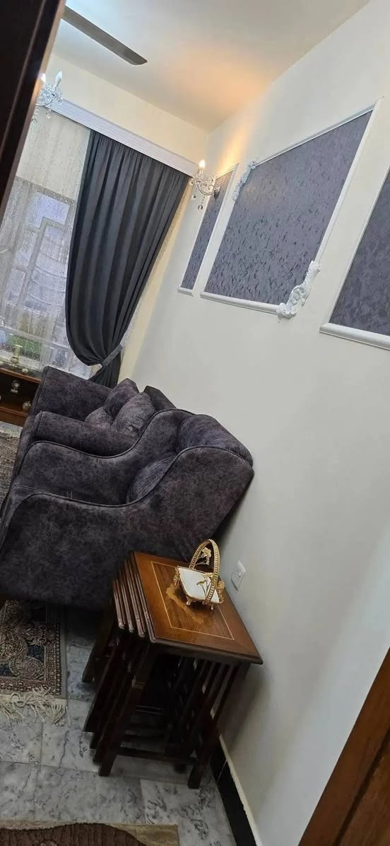 السلام عليكم⚘️⚘️⚘️
بيت للبيع الاعظمية /شارع المغرب 
المساحة١١٣ 
الواجهة ٦ م 
بناء حديث واجهة حجر 
يحتوي على كراج ومدخلين 
الطابق الأول مطبخ وصالة وحولي وغرفة نوم وخدمات 
الطابق الثاني غرفتين نوم وخدمات 
الطابق الثالث بيتونة وسطحين وغرفة سندويج 
للاستفسار مراسلة الصفحة او الاتصال بالرقم ***********
