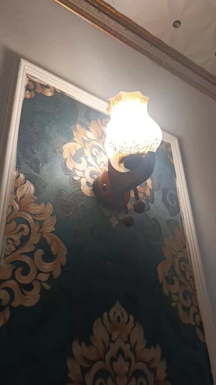 ثريات للبيع قيمهن واشتري
زوج ثريات كبار
براكيت خشبي عدد اربعه
و الكرستال زوج للاستفسار ***********
