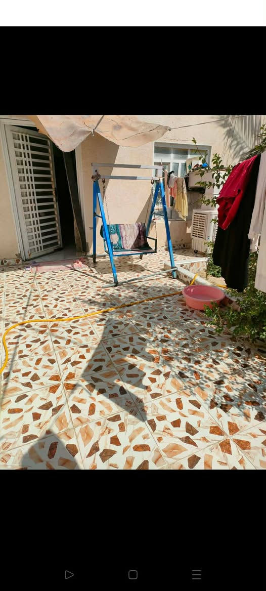 السلام عليكم 
بيت 130م زراعي سند 25 اقرار محكمة في منطقة حي العزل يتكون البيت من غرفة وصالة ومطبخ وصحيات داخليه وخارجيه وطارمه وحديقه ومخزن وتهويات البناء طابوك والسقف عكاده ارضية سيراميك
 السعر 29 مليون


**إذا كنت صاحب هذا الإعلان وتريد حذفه لأي سبب، رجاءا أرسل رسالة إلى الدعم الفني**