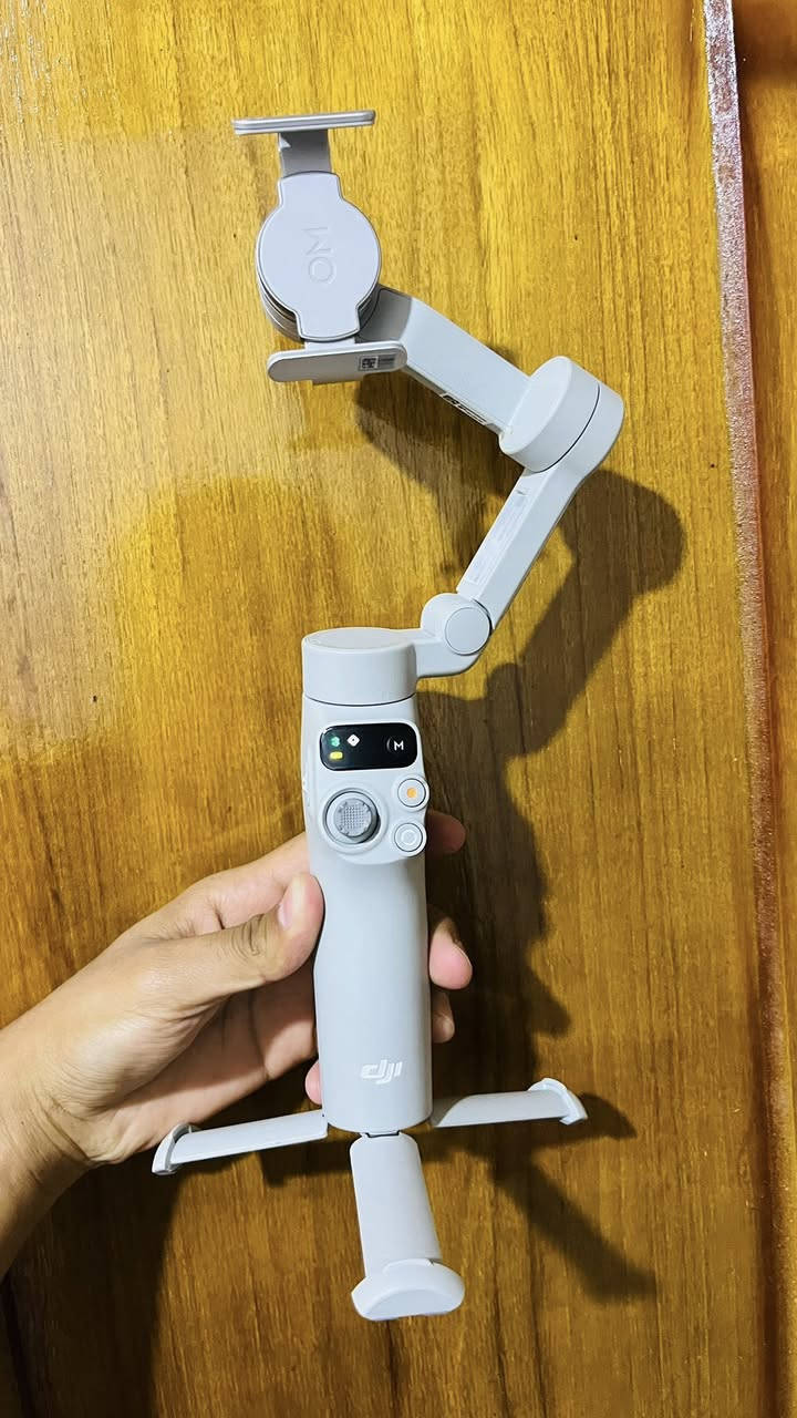 السلام عليكم
للبيع
DJI Osmo Mobile7
ثبات خرافي
بطارية قوية
تصوير سينمائي بضغطة زر
استخدام اسبوع واحد فقط بعده بالكارتون 
مكاني القرنة الثغر
***********
