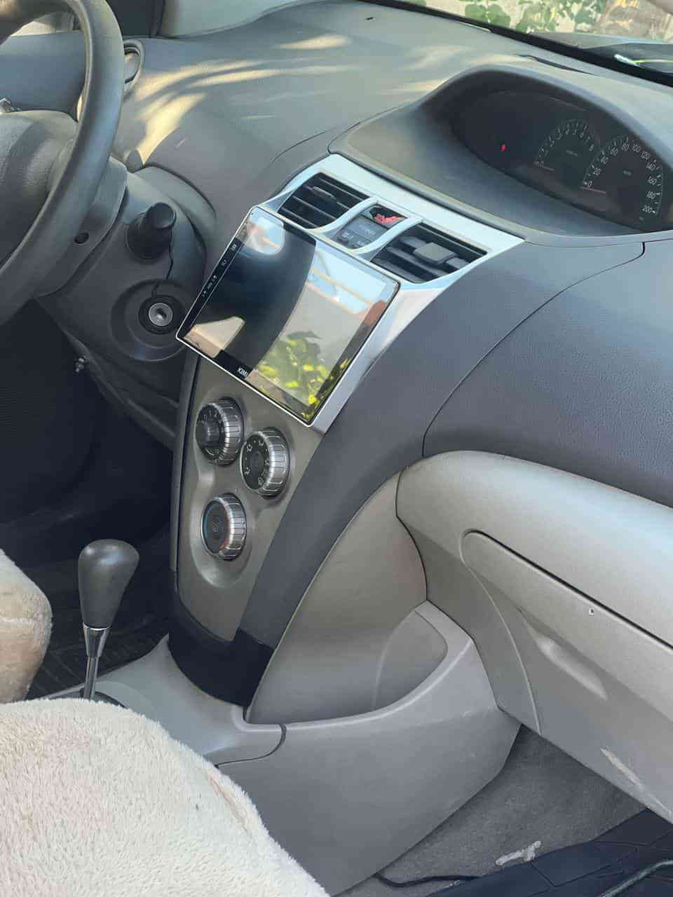 یارس 2009
بڕاوەی دوبەیە
گێڕ ئۆتۆ ماتیک 
دەبڵ گێچ و جام کارەبا و پێنج کەلە و ناوزەرد
چوار تایەی تازەیە 
هیچ لێدراوی نیە 
هەموو گیانی بەشەرت 

سعری 35 
***********
