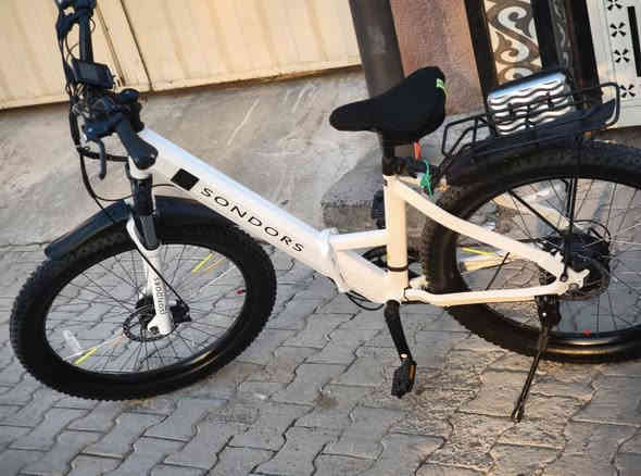 بايسكل  شحن اميركي اصلي مصنوعه🔸
من الالمنيوم حجم كبير جدا
مع اطارات بحجم 27.5×3.0 المحرك350 واط وحدة تحكم15 أمبيربطاريةبطارية ليثيوم أيون 36 فولت 10.4 أمبير/ساعة
🔸المدى65 كيلومترالسرعةحتى 45 كم/ساعة 
اللون ابيض لؤلؤي بطبقة حمايه للخدوش 
 الإطار ألومنيوم 
التروس7 سرعات مع ناقل حركة
الشحن :شاحن 2 أمبير
🔸 متضمن الأبعاد عند الطي38.5 بوصة طولاً × 13.5 بوصة عرضًا × 36.6 بوصة ارتفاعً 
االوزن الإجمالي65 رطلاً 
.. الإطارات27.5 بوصة × 3.0 بوصةارتفاع الوقوف20.5 بوصةارتفاع المقعد31.5 بوصة – 41.5 بوصة
سعة التحميل300 رطل* تعتمد جميع تقديرات المدى على وزن الراكب والقطر وأسلوب الركوب وسرعة الرياح 
....
♻️البطارية :  العمر الافتراضي 
ما يقارب (2000) دورة شحن 
الهيكل الخارجي :قابل للطي
الاطار الامامي  : مزود بنظام الدبلات  ولقدرة على التحكم بها
🔹المحرك الميكانيكي للدراجة : شركة شيمانو اليابانية  , مزودة بنظام (7) سرعات مع ناقل حركة  من شيمانو
المحرك الكهربائي للدراجة : 
مزود بنظام (5) سرعات 
🔹مزود بشاشة اليكترونية  لحساب المسافة 
ولقراءة الاعطال ،حساب الوقت, وحدة القياس المايل،الكيلو متر  K/M 
,حساب الكلي للرحلات
مصباح امامي ، مصباح خلفي للتحذير 

🔹قابلية ازالة البطارية من الدراجة  الهوائية 
للشحن المنزلي
 , قفل للبطارية بالمفاتيح 
المخصصة 
المكابح : ديسك امامي ، ديسك خلفي   
شاحن  : USB للهاتف 

هاتف:***********
السعر خاص   .. بغداد الدوره
