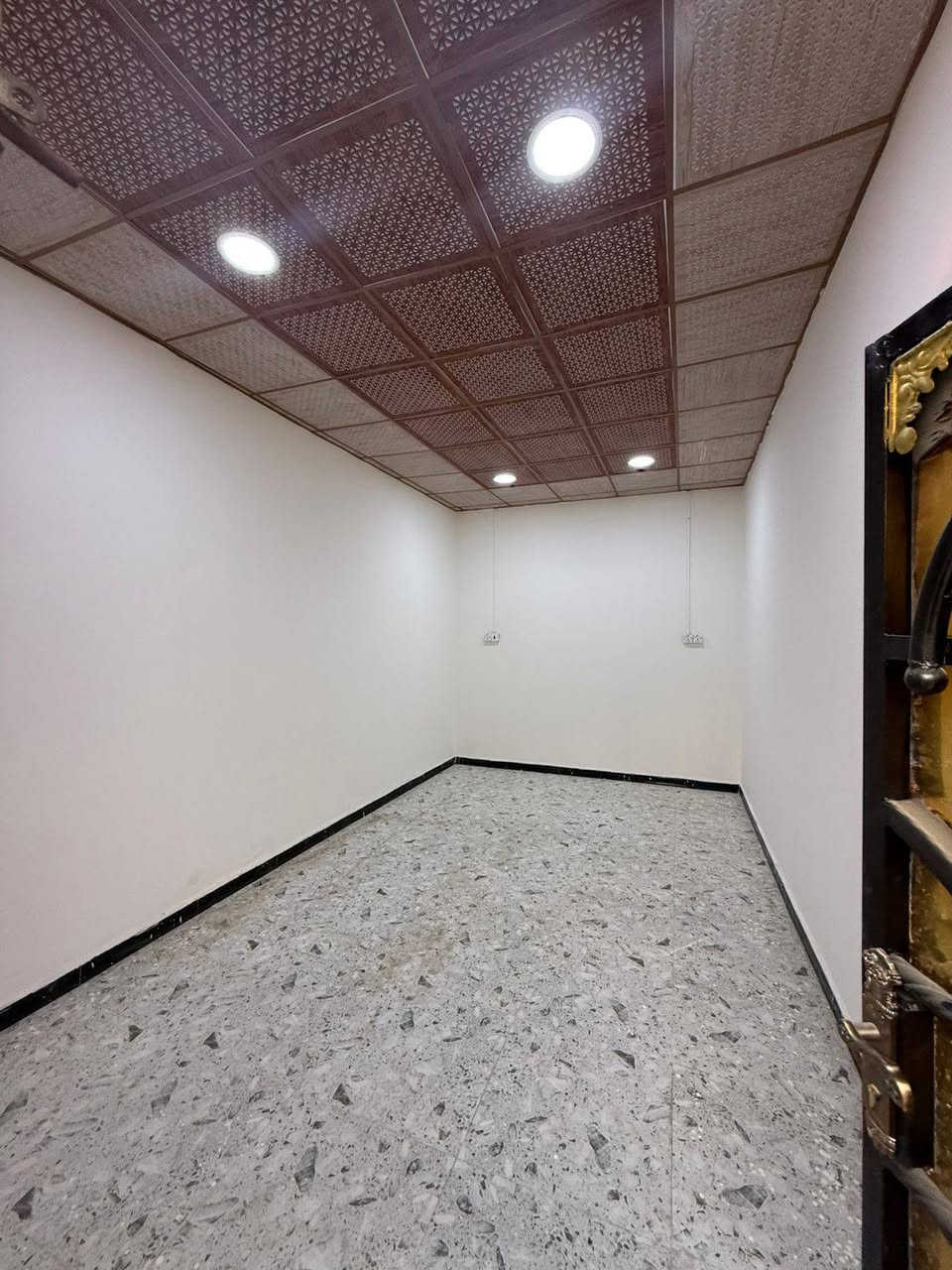 اسعد الله اوقاتكم بكل خير 

دار سكن للبيع 🏠
العنوان بصره ابو الخصيب شارع ابو كوصره
قرب سنتر طه
البيت ركن على شارعين
على شارع تبليط 10م
وشارع جانب لبيت 10م
توفر جميع لخدمات

مساحه البيت  155م 
نوع العقار طابو زراعي
بأسم عراقي سند 25

محتويات البيت ⬇️
كراج + حديقه
دوانيه
صاله كبيره
غرف نوم 2
مطبخ
صحيات خارجي وداخلي

السعر 60 💲مليون بي مجال

ملاحضه البيت سقف كونكريت بس لديوانيه سندويج

لاستفسار تواصل على رقم 

***********
