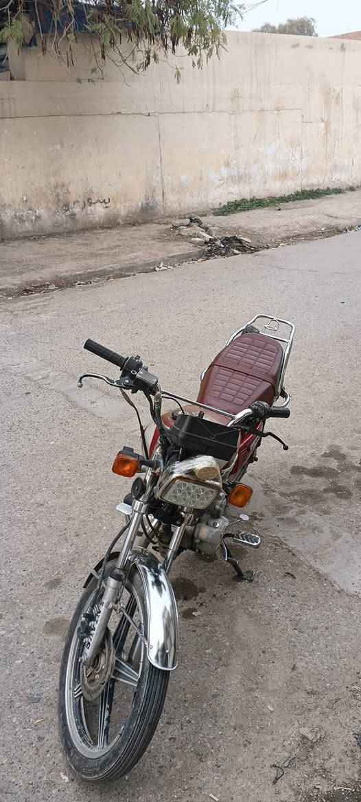 السلام عليكم ماطور سيفان للبيع موديل 19 وراق موجود محرك ما مفتوح وايرمنيه كلها تشتغل سعر 320 بي مجال سلف شغال وضع شركه للستفسار تصال علا رقم ***********
