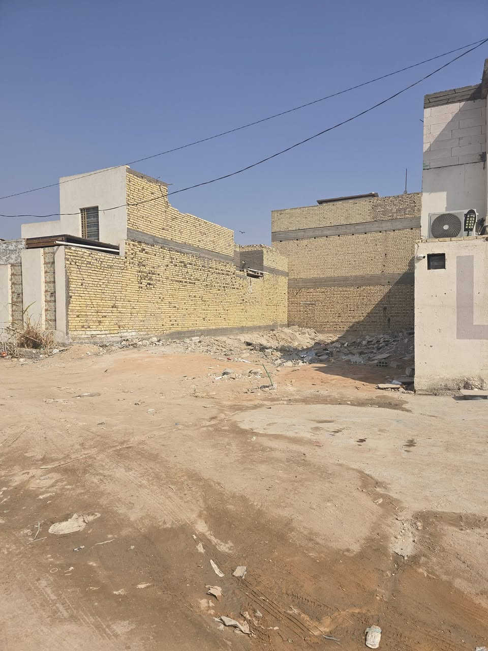 عرصه ٢٠٠ م قرب باب الخروج اول فرع ٨٠ م عن الشارع العام كاع سيد رحمان السعر ٤٠ مليون
***********
