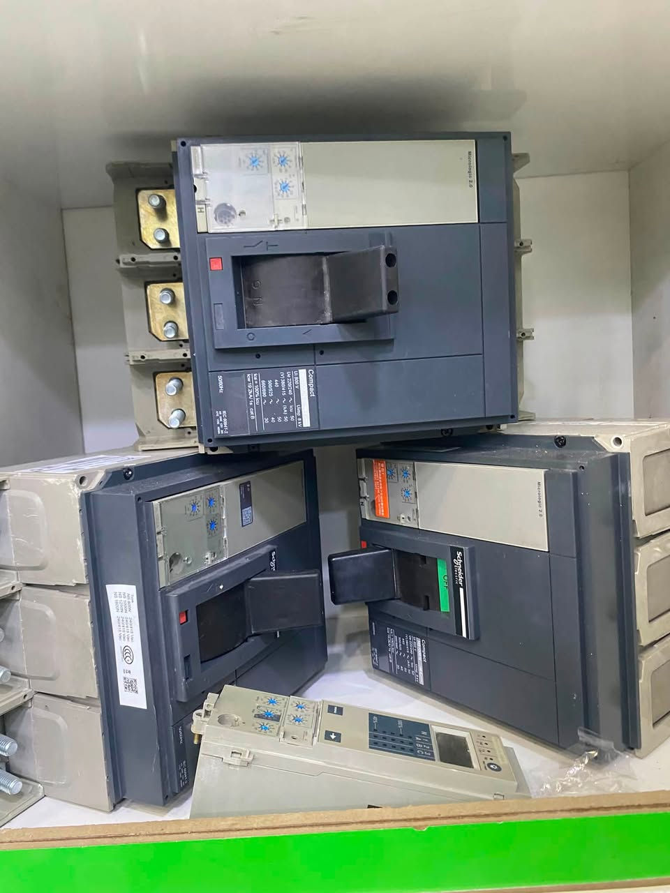 **🔥 وصل حديثاً 🔥**
**كونتكترات + قواطع Schneider / ABB**  
**جميع الأحجام متوفرة من 100 أمبير إلى 3200 أمبير**

✅ **بضاعة أصلية - منشأ فرنسي**  
✅ **ضمان سنة كاملة**  
✅ **أسعار جملة خاصة لأصحاب المحلات والمشاريع**  

**المتوفر حالياً:**  
- كونتكتر Schneider TeSys  
- قواطع MCCB - ACB Schneider + ABB  
- قدرات: 100A - 125A - 160A - 250A - 400A - 630A - 800A - 1000A - 1250A - 1600A - 2000A - 2500A - 3200A  
- كويل 220V / 380V حسب الطلب

**الكميات محدودة والأسعار تنافسية جداً**  
للحجز والاستفسار:  
📞 [رقمك]  
📍 [عنوانك]  
الاتصال *********** واتساب 
🚚 يوجد توصيل لجميع المحافظات
ا
#كهربائيات #قواطع_كهرباء #شنايدر #ABB #كونتكتر #مشاريع_كهربائية #أسعار جمله
