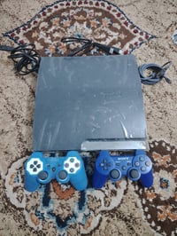 بلي ستيشن 3 مع أدنيين اثنين، النظام شغال زين ومناسب للعائلة وللأصدقاء....