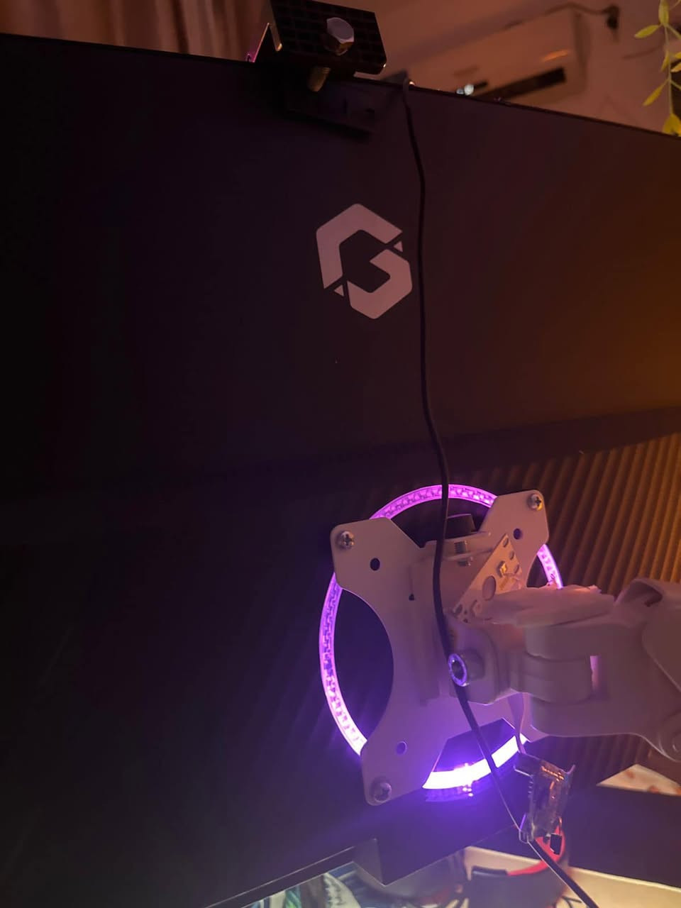 شاشة من شركة game on 
الحجم 27 كيرف ( منحنية )
الدقة 2k 1440x2560 
معدل الاستجابة 0.5ml
الفريمات 185 
تشتغل على اجهزة الكونسل بدقة 2k 1440x2560 و 120 فريم وعلى اجهزة الpc نفس الدقة ولكن 185 فريم
بيها اربع مداخل2 ( HDMI ) و2 ( Display port )
وبيها اضاءة RGB من الخلف
للاستفسار وتساب 
رقم
0777 805 4880
