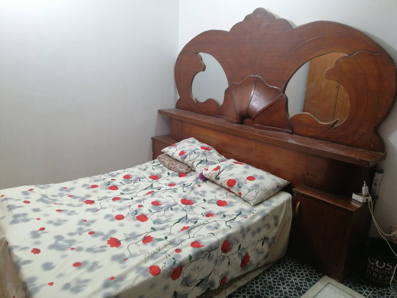 سلام عليكم غرفه للبيع
سعر 350 مع البوفيا ***********
