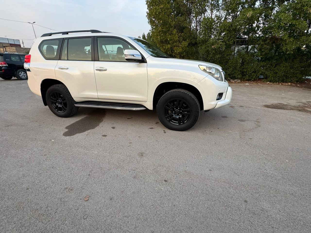 السلام عليكم تويوتا برادو كويتي موديل 2010 فول 1/1 مواصفات لكزس محرك 4000 /6 سلندر تخم تاير جديد صدر امامي خلفي جديد رقم بغداد انكليزي باسمي مواصفات السيارة سلايد قماره دبل تانكي دفع رباعي داخل جلد بيجي ثلاجة تحكم ستيرن حساس امامي خلفي كامره اماميه خلفية 4 جهات 12 ايرباك لايت زنون كشنات اماميه كهرباء خزن ميموري كشنات اماميه تدفئه تبريد شاشه اصليه DVD بالسقف مري جانبيه شفط كهرباء 7 راكب 3 قطع تبريد بلوتوث CD  منفذ AUX/USB اضائه لدي بالابواب داخلي اضائه ترحيب السيارة مكفوله كفاله عامه من الصبغ فقط باب السايق بارد/ محرك مكفول اكسل امامي خلفي مكفول كشنات الخلفيه كهرباء  شفط سبعه راكب  السيارة جكات فول لمتد أعلى مواصفات بالبرادو عنواني بغداد رايد مراوس هاتف ***********
