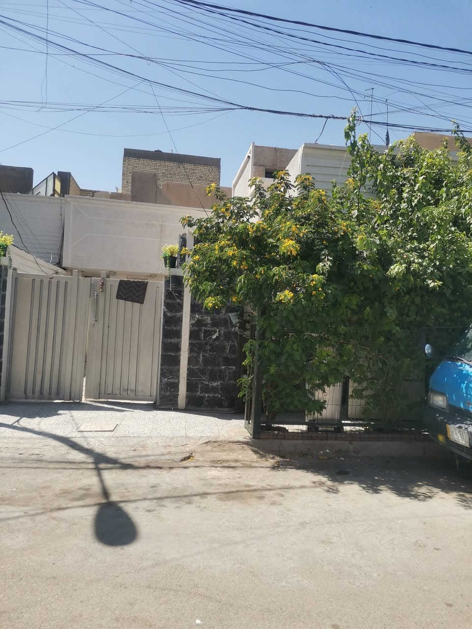 بيت ٢٠٠ م  ١٠×٢٠ مع مشتمل للبيع حي الجوادين قرب السوق للاستفسار ***********
