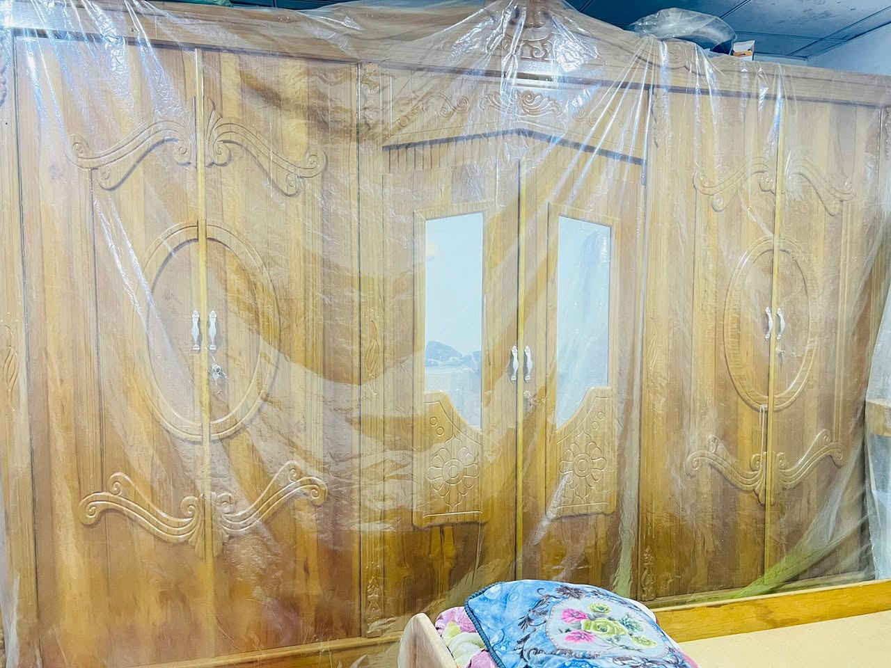 السلام عليكم غرفه نوم اخشاب جديده ما مستعمله عراقي تزكام للبيع السعر 1250 الاتصال على *********** البصره حيانيه
