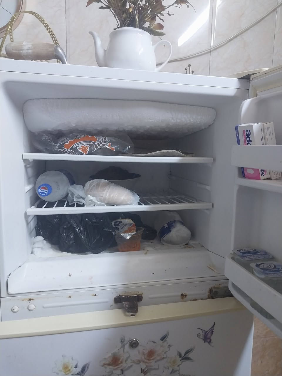 ثلاجه حجم كبير نضيفه تبريده ثلج بس الباب الجوه تبريده وسط سعره ١٢٥ بغداد للتواصل ***********

