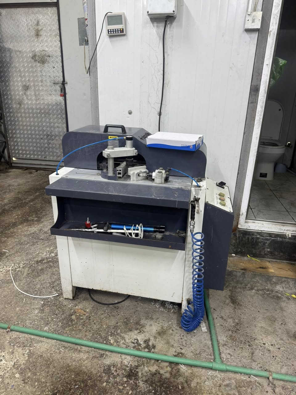 السلام عليكم.
للبيع معمل pvc نوع اوزليك تركي كامل 5 قطع كتر+لحيم+فريزه+ماسكه 3 فيز عدا الكاويه سنكل لاتصال *********** المكان بغداد زيونه
