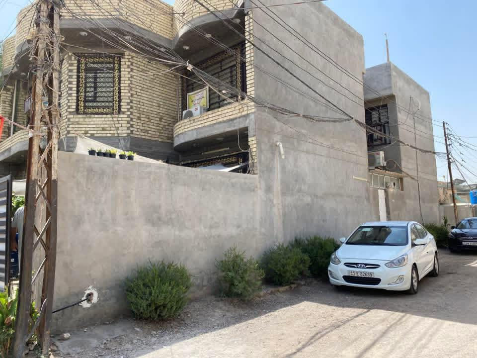 دار للبيع 
الموقع حي ١٧ قرب معهد اوراس شارع تبليط 
المساحه ٢١٠ متر  (ركن) 
بناء سنه ٢٠٢١
الطابق الاول يحتوي على استقبال كبير +غرف نوم عدد ٢ + مطبخ حار و بارد + صحيات + صاله كبيره +ترك + كراج سياره + صحيات خارجيه 

الطابق الثاني يحتوي على غرف نوم عدد ٤+صحيات+ صاله كبيره +بيتونه 

الاتصال على الرقم ***********
