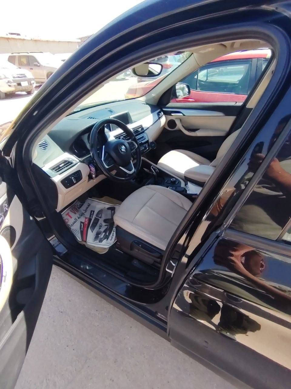 السلام عليكم 
BMW X1
موديل 2019
وارد خليجي 
ضربتها باب السايق ولباب الخلف السايق وجامغ خلفي 
داخل جلد 
السعر 150 وبيها مجال 
رقم الهاتف ***********
***********
