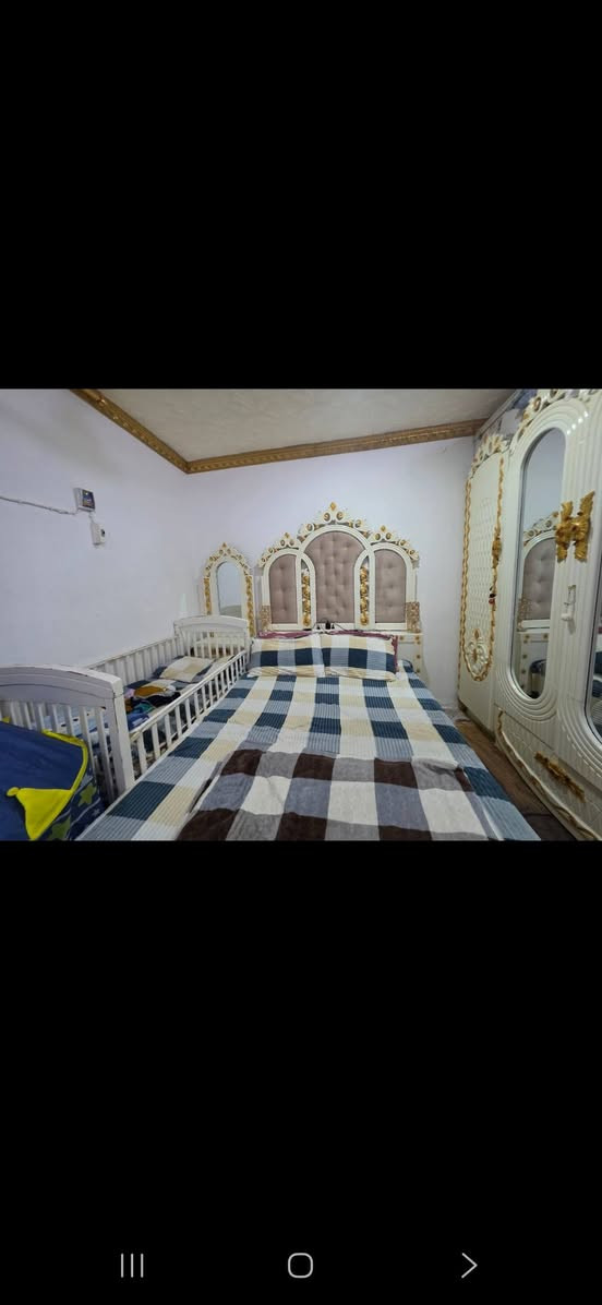 السلام عليكم
عندي غرفة اخشاب نجارة وحجمه جبير  بعده جديده اريد ابيعه ماخذه ب 3 وبيها مجال 
***********
