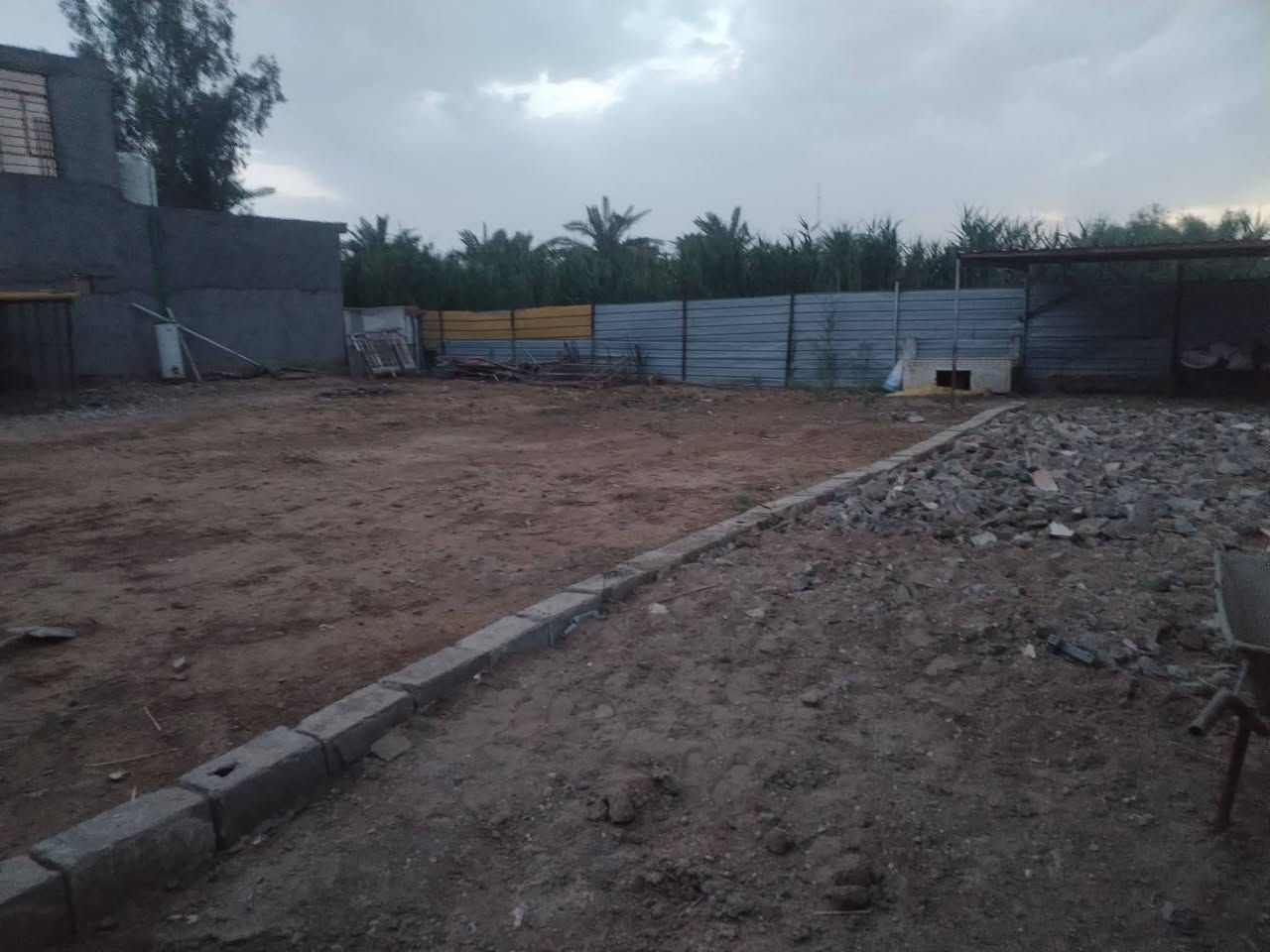 السلام عليكم قطعه ٤٠٠ متر ابيع 200متر منها
عنوان القطعه وره مطعم الواحه القديم نزلت التصنيع تبعد عن شارع العام 300الراغب بشراء يتصل ع رقم
***********
