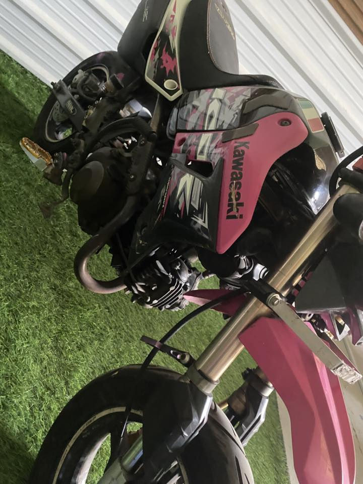 السلام عليكم 
دراجة كوازاكي KSR قفاز مال رمبة  حجم 110 جديدة جدا لوك السعر 13 ورقة 
العنوان بغداد شارع الضلال 
موبايل ‭0777 021 9457‬
