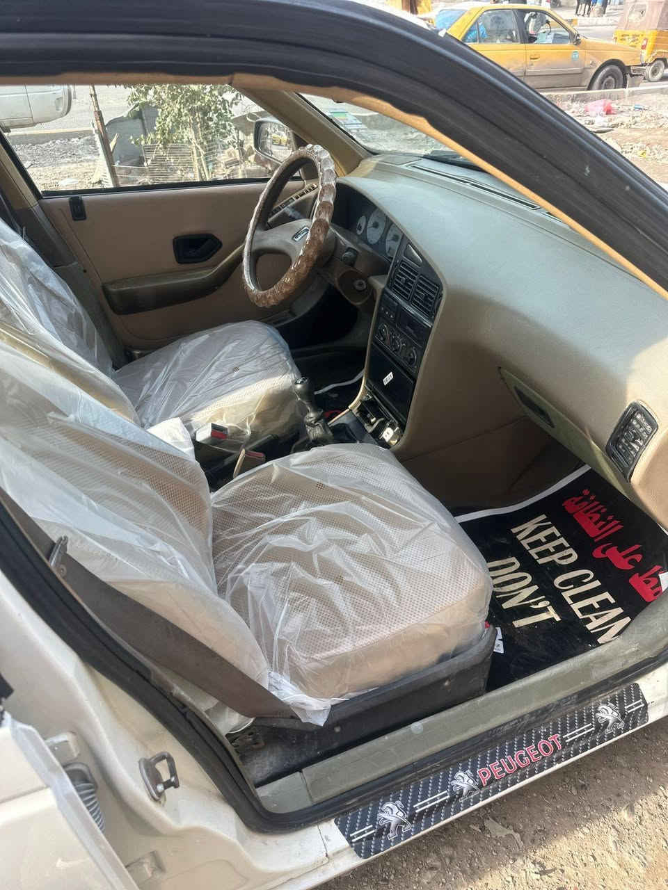 السلام عليكم بيجو 405 للبيع 2010 السياره مكينه كير حداديه كفاله كهربائيات كلها شغاله تبريد ثلج تدفئه السياره جاهزه ع اخير حبايه رقم انكليزي باسمي تحويل مباشر مكينه جديده قبل شهرين شادها مال شركه سياره مصبوغه حزام جماليه بدون حادث مكان السياره بغداد حي اور اخوان اتصل وبيك خير تدلل  سعر 38 /***********
