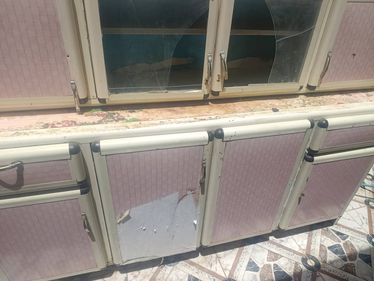 السلام عليكم غراض للبيع كاونتر وثلاجه وبوفيه وميز مال بلازمه بس مامصوره وعلي شلت ابيت زغير ومايكفي الاتصال ***********
