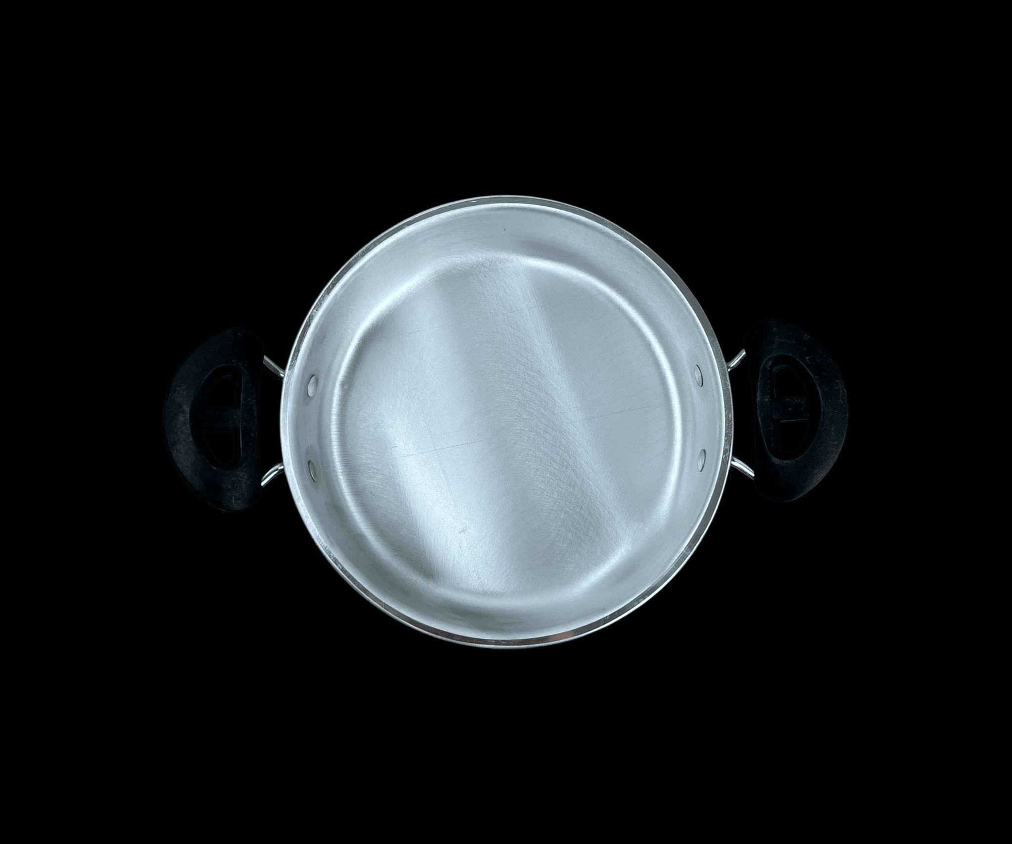 سيت مقلاة ألمنيوم كاسيو 3 قطع – مقاسات متعددة

الاستخدامات

قلي اللحوم والدجاج والسمك

تحضير البيض والمقليات السريعة

طبخ الخضار والصلصات

إعداد اليخنات والوجبات اليومية

مناسب للاستخدام المنزلي والمطابخ الصغيرة

المميزات

مصنوع من ألمنيوم متين عالي الجودة

توزيع حراري متساوٍ لنتائج طبخ مثالية

تصميم عميق مناسب للقلي والطهي

مقابض جانبية سوداء مقاومة للحرارة

خفيف الوزن وسهل الحمل

سهل التنظيف

قاعدة سفلية متينة لتعزيز الثبات على الغاز

المقاسات:

- الكبيرة: قطر 30 سم – ارتفاع 7 سم
- الوسط: قطر 25 سم – ارتفاع 6 سم
- الصغيرة: قطر 21 سم – ارتفاع 6 سم

محتويات الصندوق

طاوة كبيرة 30 سم

طاوة وسط 25 سم

طاوة صغيرة 21 سم

الملاحظات

مناسبة للاستخدام على مواقد الغاز

يُفضل عدم استخدام أدوات معدنية حادة للحفاظ على السطح

يُنصح بغسلها وتجفيفها بعد الاستخدام للحفاظ على عمر أطول

توصيل بغداد مجاني والمحافظات 5الاف🔥 بغداد, العراق


**إذا كنت صاحب هذا الإعلان وتريد حذفه لأي سبب، رجاءا أرسل رسالة إلى الدعم الفني**