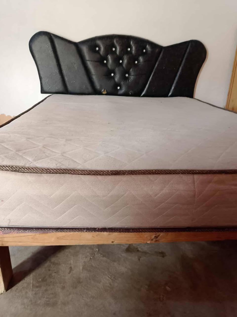 سلام عليكم
مكلف بالنشر 
متاح غرفة خشب تركي 
مكونه من 
تخت +مرايا +قنصور باب سلايت+دوشگ
للاستفسار التصال على الرقم ***********
