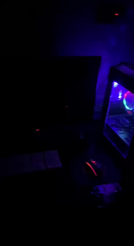 سلام عليكم 
PC للبيع او مراوس بايباد 
 • � باور: 500W
 • 🖥️ معالج: Intel Xeon E5-2679
 • 🧠 رام: 8GB DDR4 (عندك 4 سلوتات بالمذربورد)
 • 💾 خزن: SSD 128GB
 • ❄️ مبرد هوائي RGB احترافي
 • ❌ ما بيها كرت شاشة 

السعر 260 وبيها مجال رقمي ***********
