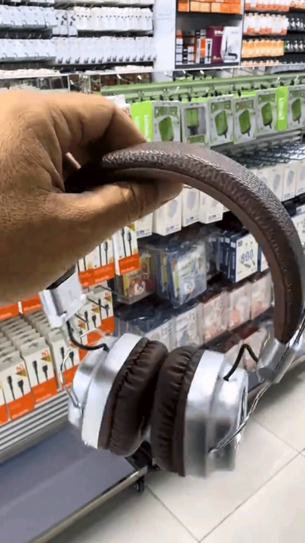 السعر 28 الف و التوصيل مجاني لكل المحافظات 

سماعة رأس بلوتوث JBL TUNE 440BT بإضاءة 3D LED – صوت Pure Bass

الاستخدامات:

الاستماع إلى الموسيقى بجودة عالية وباس قوي.

مشاهدة الأفلام والمسلسلات بصوت واضح ومحيطي.

إجراء المكالمات بدون استخدام اليدين.

الاستخدام اليومي في المنزل، العمل، أو أثناء السفر.

مناسبة للطلاب، الجيمينغ الخفيف، والتنقل اليومي.

المميزات:

تقنية JBL Pure Bass Sound لصوت عميق ونقي.

إضاءة جانبية 3D LED مضيئة بتصميم عصري جذاب.

اتصال Bluetooth V5.3 سريع وثابت.

تدعم Multi-Point Connection (الاقتران بجهازين بنفس الوقت).

بطارية بسعة 400mAh.

مدة تشغيل تصل إلى 40 ساعة.

زمن شحن تقريبي: ساعتين.

إمكانية إجراء مكالمات Hands-Free مع مايكروفون مدمج.

تدعم التحكم الصوتي.

إمكانية تشغيل عبر مدخل AUX.

منفذ شحن Type-C.

تدعم كرت ذاكرة TF.

أزرار تحكم جانبية (تشغيل، إيقاف، مستوى الصوت، تنقل بين المقاطع).

تصميم خفيف الوزن وقابل للطي.

وسادات أذن مبطنة ومريحة للاستخدام الطويل.

حجم الدرايفر: 40mm.

محتويات الصندوق:

سماعة JBL TUNE 440BT.

كيبل شحن USB.

دليل استخدام.

الملاحظات:

قياس الكارتون:

الطول: 16 سم

العرض: 7.5 سم

الارتفاع: 19 سم

تتوفر بعدة ألوان (أبيض، أسود، بني).

اللون والإضاءة يضيفان طابع مميز أثناء الاستخدام الليلي.

يفضل شحن السماعة بالكامل قبل أول استخدام.

أبعاد الكارتونة:

16 × 7.5 × 19 سم