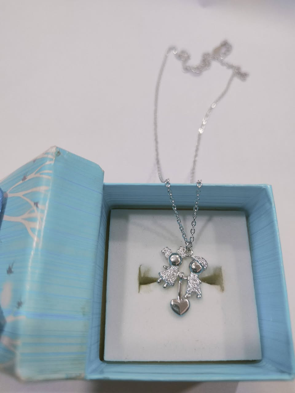 قلادة فضة عيار 925
للطلب والاستفسار يرجى مراسلة الصفحة 
يوجد لدينا خدمة توصيل بهرز مجاني


**إذا كنت صاحب هذا الإعلان وتريد حذفه لأي سبب، رجاءا أرسل رسالة إلى الدعم الفني**