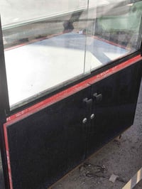 باترينة او عارضة زجاجية متحركة جديدة تحتوي ع 4 رفوف زجاجيه   وتحتوي ع ...