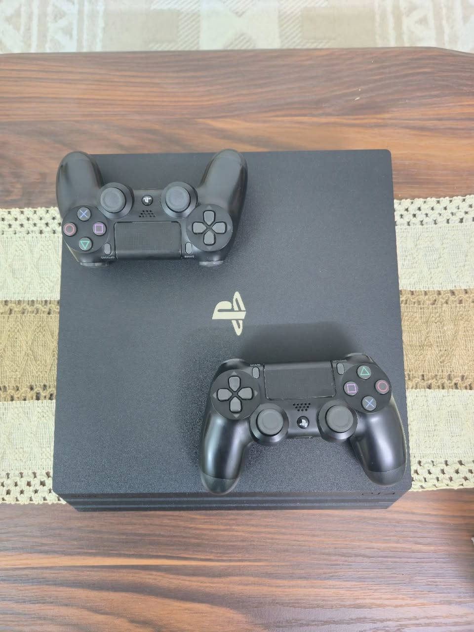 السلام عليكم
متوفر ps4 pro
سعته 1 تيرا بايت
نظيف جدًا من جويستكين اصليات بلادي 
للاستفسار
***********
او 
0773 813 7869
