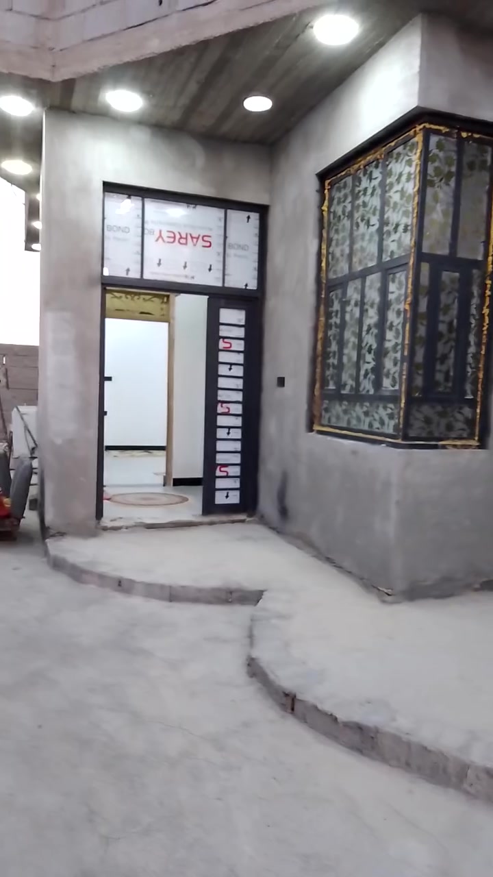 السلام عليكم قطعه ارض +بيت مساحه كليه 630ومساحه البناء صافي 225 بناء كونكريت صارله سنه ونص الشعيبه حي المرتضى قرب عدنان الصالحي السعر 85وبي مجال اتصل او واتساب ***********

