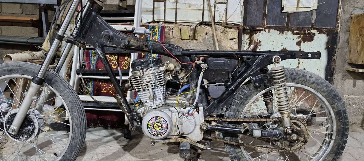 سلام عليكم اخوان دراجة للبيع 
كاطعة نار محترك الماكنيت ربط غلط 
ابيع كوم حديد السعر 300قفل 
كلجات طرد مركزي جديد 
بستم وبوشة جديد 
ولفات 0/1 جديد 
تبديلة دهن جديد 
محتاج فلوس ومطلوب 
كفالة من سرقة و من عشائر
ابي الخصيب سوك الجبير ***********واتساب
