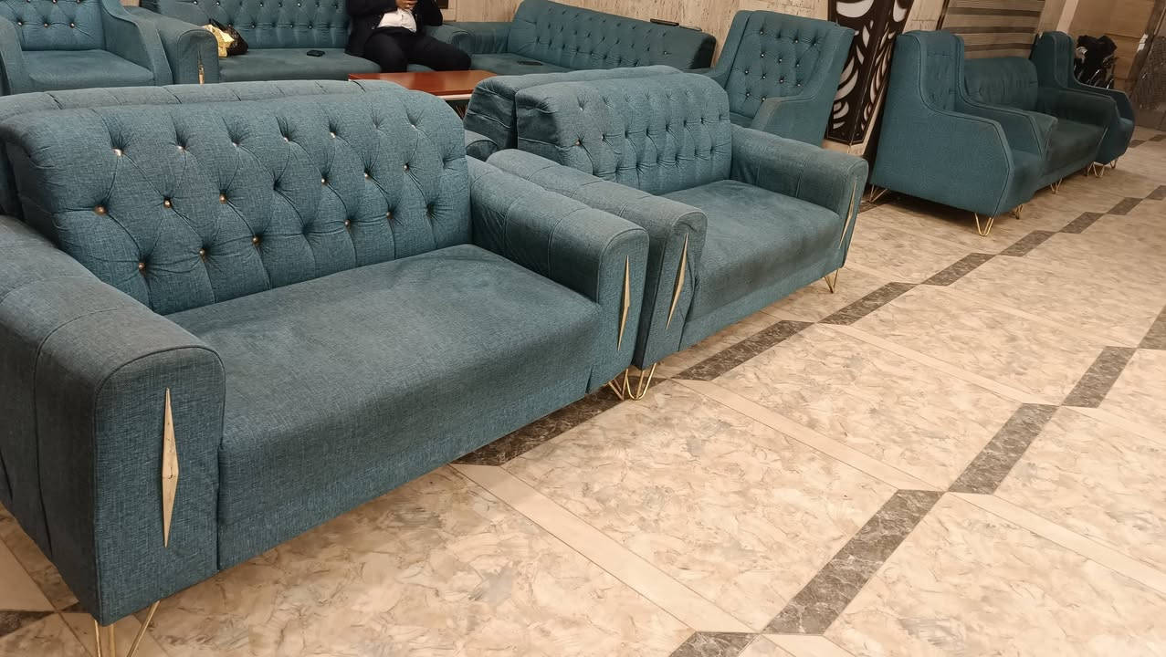 42مقعد قنفات للبيع
للتواصل***********
