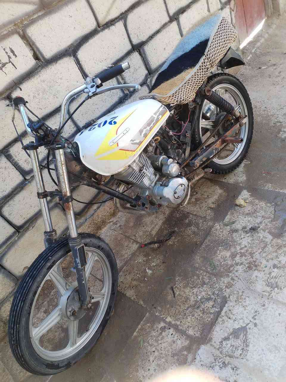 دراجه لبيع ارشه كلك مكفوله من سرقه شاصي نضيف محرك نضيف محرك ستوته كهربايات شغاله دراجه شغاله مابي اي شي عايزه ترتيب السعر 185  وبيه مجال *********** الرميثه حي المهندسين
