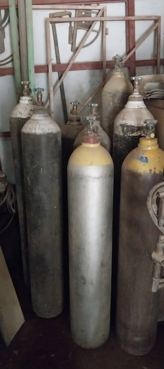 ***********
السلام عليكم غراض للبيع مولده صنع محلي 60KV
بوينت نوعيه سويدي اخو الجديد 
ابطاله اوكسجين نوع ياباني العدد ٢٠ بطل 
حداده تيغ منشار نوع ايطالي 
تاروسه هواء كبيره والثانيه وسط 
ماكنه لحيم نوع ياباني جديد
