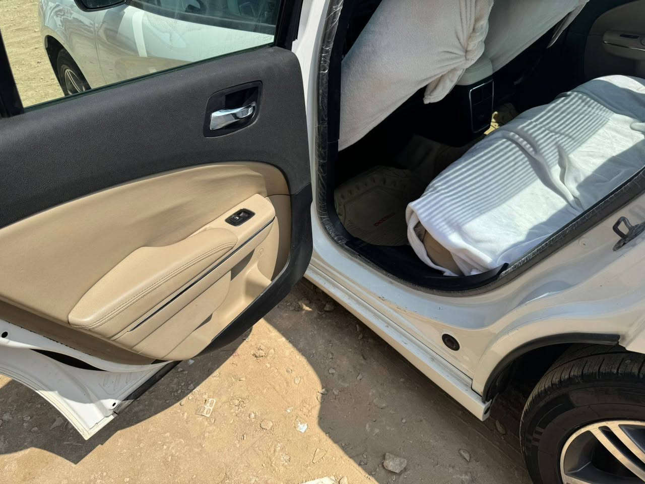 سلام عليكم ورمضان كريم ع الجميع
جارجر 2011 بيع فقط 
صور السونار بالمنشور 
السياره شاشه چبيره 
ويل خليجي
عداد 260
داخل عسلي 
السعر 147 
مكلف بالنشر للتواصل رقم راعيه
***********
مكاني ديوانية المركز
