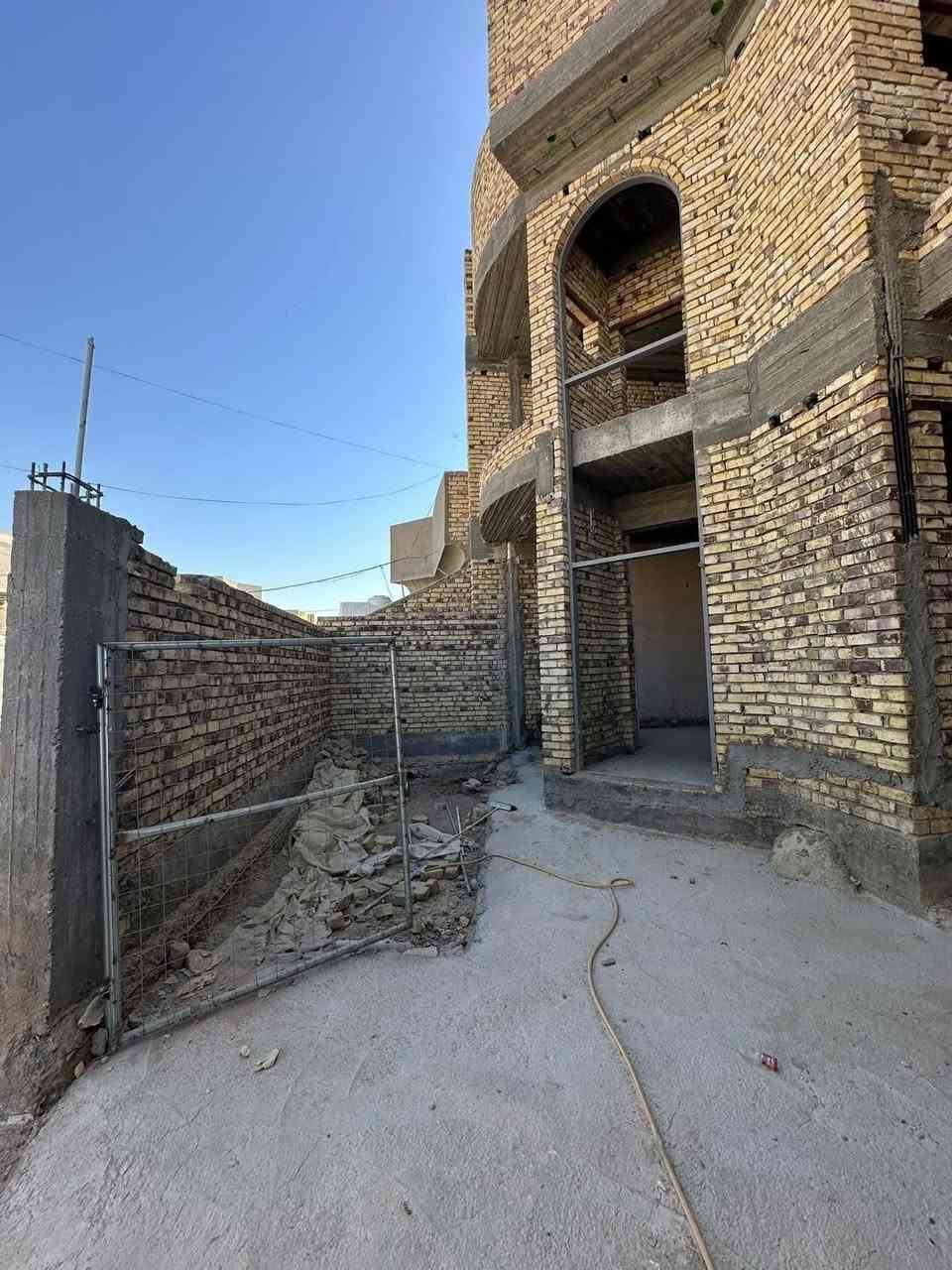 🛑 هيكل للبيع 🛑
المنطقة :  حي الحضارة قرب شارع عشرين  🚩

المساحه :  200   ✅  مطلوب اسكان 54مليون
                                      
التفاصيل :  ثلاث طوابق 
البيت : الطابق الأول🛑:غرفة نضام سويت وصالة ومطبخ حار و بارد واستقبال مع صحيات داخليه وخارجيه
الطابق الثاني🛑٣غرف نضام سويت وصاله ومجمع صحيات وبلكونه🏛️
الطابق:الثالث 🛑غرفه نوم مع مجمع صحيات
للاستفسار 
     مراجعة مكتب رسول الوزني للعقار  
الديوانية . حي الحضارة بداية شارع اسواق طيبة
 للمعلومات ولمزيد من التفاصيل ⬇️
       مراسلة الصفحة  
      او الاتصال 
***********
