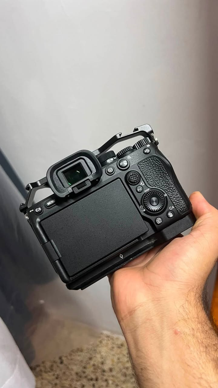 Sony A7 IV
مستخدمة 4 مرات فقط 
الشتر مالتها اقل من 300 صورة
الوصل مالتها موجود ماخذها من الأفراح
(علماً الكيج مو وياها) 
***********
