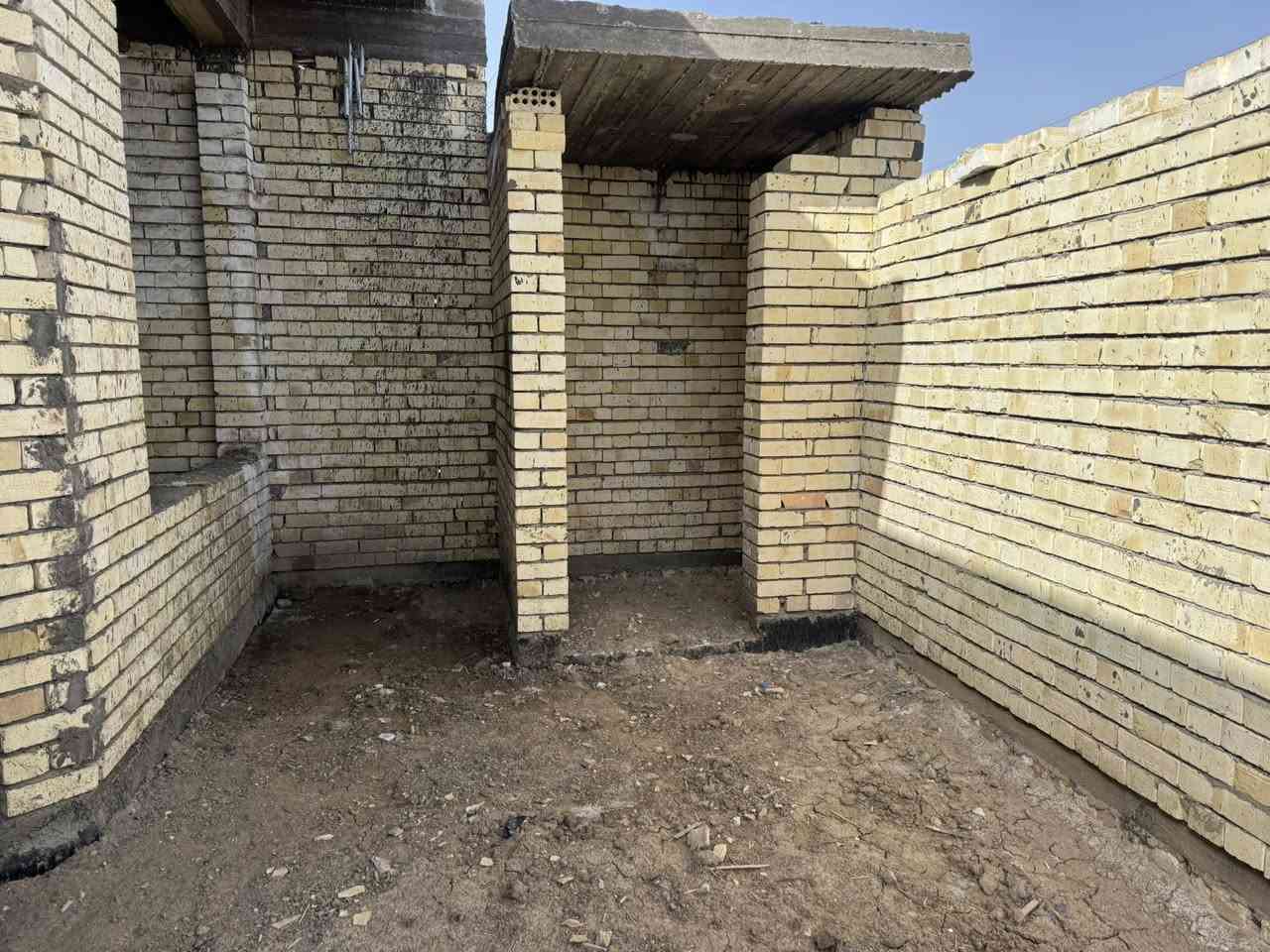 يالله السلام عليكم يعلن مكتب الخبير للعقار عن وجود هيكل طابو زراعي سند 25بناء طابوق مسلح يتكون من غرفه صاله مطبخ استقبال صحيات داخليه وخارجيه كراج سياره 
مساحته 150متر 
موقعه شارع سده محاويل مقابيل بانزينخانه الحمداني يبعد عن الشارع الرئيسي 150متر 
كافه الخدمات ماء كهرباء تبليط 
السعر. 37مليون بي مجال بصيط 
الاتصال ***********
