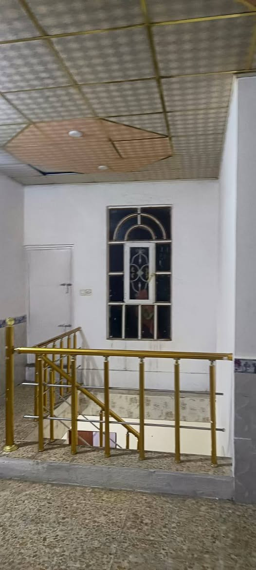 ‏بيت للبيع مساحته ١٠٠ طابق ونص غرفتين وصالتين واستقبال ومطبخ و ثلاث صحيات حي الوفاء مقابل الهندية منطقه الأربعين شارع عشره سعره ١٣٥ وبين مجال وحاليا ماجر ٣٥٠ 
‏للاستفسار مكتب بركات ام البنين ***********
‏
