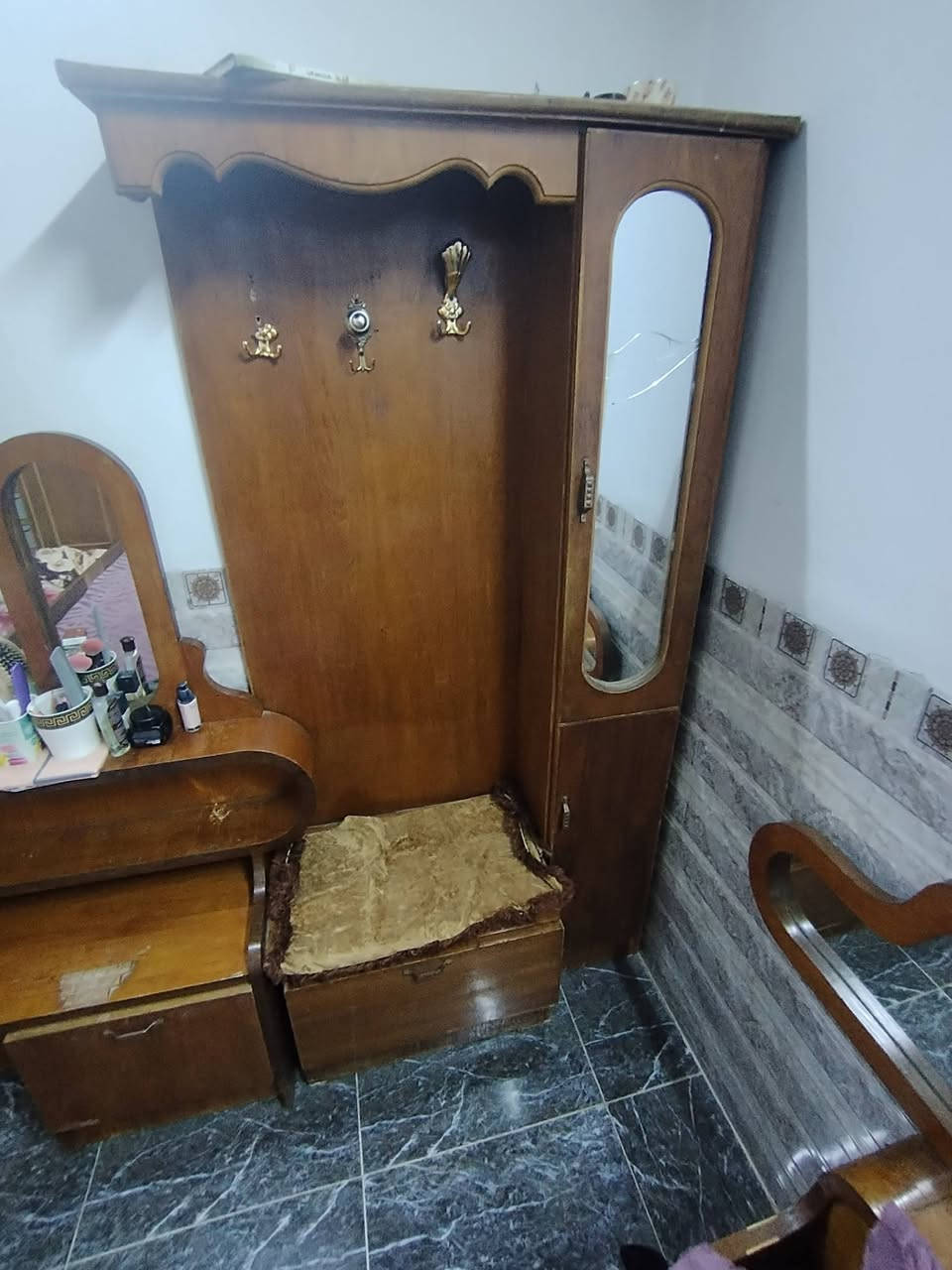 غرفة نوم للبيع300الف رقم الهاتف ***********
