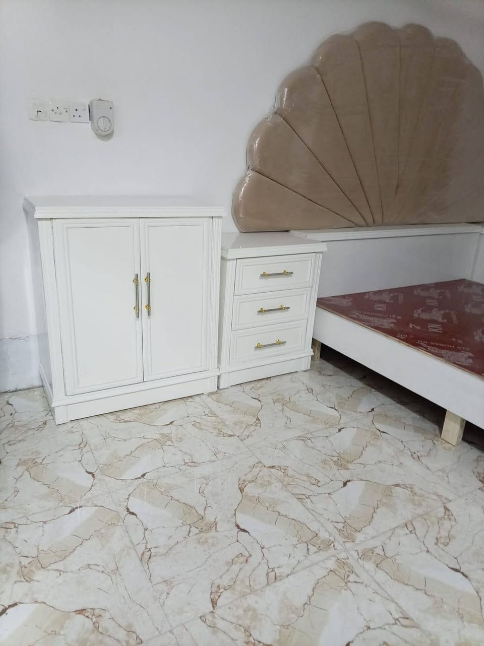 #قسط_غرفتك_براحتك
✔️ ويانا مدة التقسيط سنة و نص بدون مقدمة 
✔️ لحاملي ماستر كارد الرافدين من الموظفين و المنتسبين و المتقاعدين
✔️ يوجد فصال حسب الطلب
✔️ يمكنكم استبدال غرفكم القديمة بغرفة جديدة وتقسيط الفرق
✔️ غرف نوم باحدث الموديلات من خشب الصاج
📌العنوان : الموصل / الجانب الأيمن / الصناعة القديمة / اليابسات مقابيل ميزان البيادر 
📱اسياسيل : *********** (يوجد واتساب)
📱 كورك : *********** (يوجد واتساب
