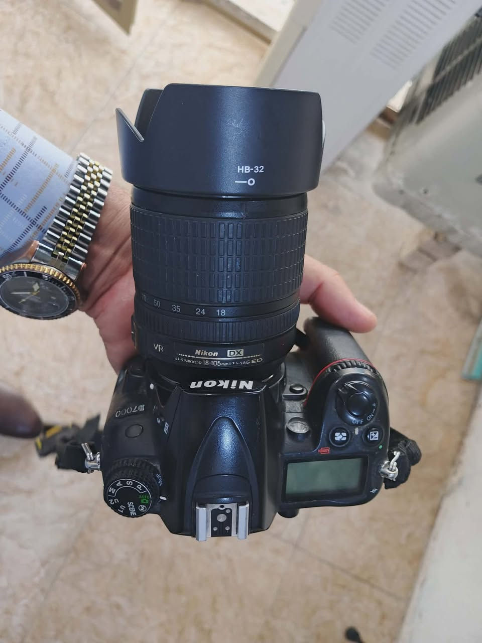 نيكون D7000 نضيفه مثل ما موضح بل صور كامله من كلشي كلش حلوه صورتهه السعر 450 وبيه مجال قليل ***********
